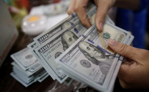 Vì sao đồng USD tăng giá mạnh dù Fed hạ lãi suất?