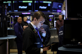 Nasdaq lập kỷ lục mới dù Dow Jones giảm 8 phiên liên tiếp, giá dầu đi xuống