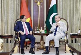 PM Pham Minh Chinh meets with his Pakistani counterpart in Riyadh