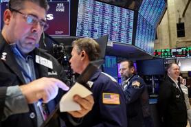 S&P 500, Nasdaq lập kỷ lục mới, giá dầu tăng nhẹ