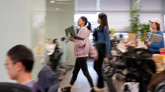Nhân sự AI Trung Quốc đang “nghĩ lại” về giấc mơ làm việc ở Silicon Valley