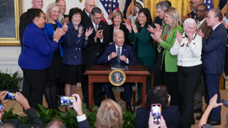 Gần ngày rời Nhà Trắng, ông Biden tăng phúc lợi cho hàng triệu công chức Mỹ