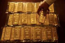 Giá vàng nhảy qua mốc 1.700 USD/oz vì lợi suất trái phiếu và tỷ giá USD cùng giảm