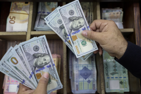 Đồng USD bị bán tháo vì ông Trump chưa áp thuế quan