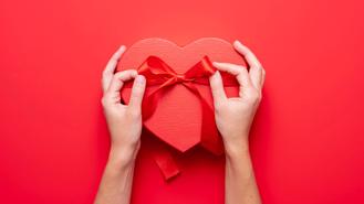 Valentines này nên mua gì tặng gì cho người thương?