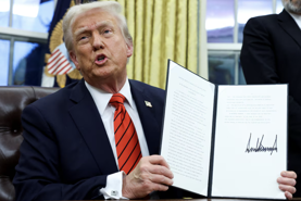 Ông Trump áp thuế quan 25% lên nhôm và thép, tuyên bố sắp có thêm thuế quan mới