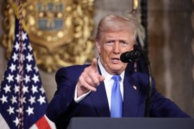 Ông Trump tuyên bố sẽ áp thuế quan 25% lên ô tô, dược phẩm và chip