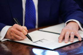 Tỷ lệ tín nhiệm ông Trump giảm do mối lo về nền kinh tế