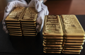 Giá vàng nhảy vọt lên gần 3.100 USD/oz vì nhu cầu “hầm trú ẩn”