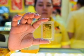 Domestic gold prices drop after hitting historic record high