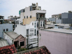 Nhà nhỏ giữa phố đông