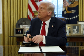Ông Trump áp thuế quan 25% lên ô tô, ra điều kiện với Trung Quốc