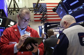 Chứng khoán Mỹ bán tháo dữ dội, Dow Jones "bay" gần 1.700 điểm, giá dầu sụt 6%
