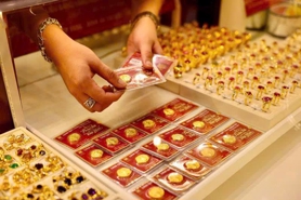 Domestic gold prices hit new high in line with global moves