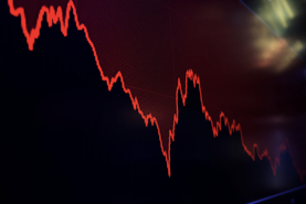 Bán tháo quay trở lại: Dow Jones mất hơn 300 điểm, giá dầu xuống đáy 4 năm