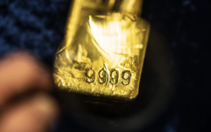 Giá vàng đánh võng biên độ lớn, SPDR Gold Trust tiếp tục bán ròng