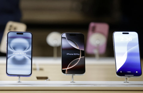Cổ phiếu Apple “tuột dốc không phanh” vì giá iPhone ở Mỹ có thể tăng vọt do thuế quan