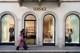 Nhờ biến động thuế quan, Prada đã chốt hời để sở hữu Versace