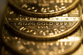 Giá vàng lao dốc chóng mặt sau loạt tin tốt từ Mỹ, SPDR Gold Trust bán gần 5 tấn