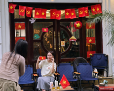 [Phóng sự ảnh] Thủ đô Hà Nội rực rỡ cờ hoa kỷ niệm 50 năm đất nước thống nhất