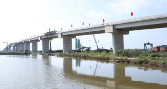 Hợp long cây cầu hơn 680 tỷ nối Ninh Bình - Nam Định