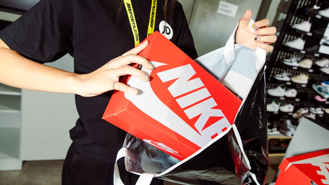 Dù có giày cháy hàng, Nike chưa thể “vượt khó”