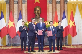 Vietnam, France sign cooperation agreements