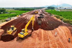 Gỡ nút thắt mặt bằng và nguyên vật liệu cho 2 dự án đường bộ cao tốc
