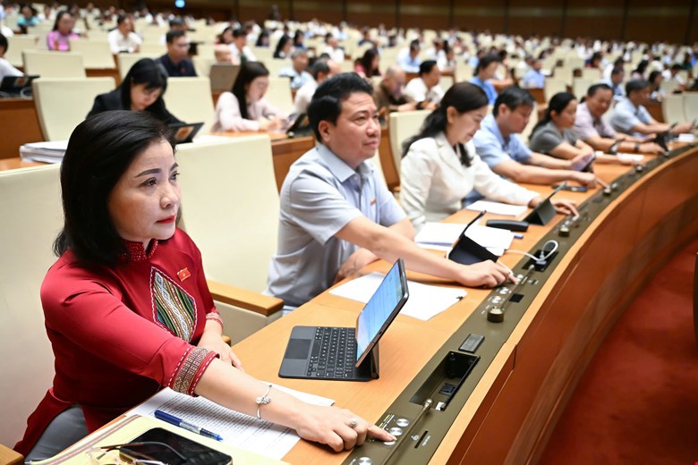 Các đại biểu bấm nút biểu quyết thông qua Nghị quyết của Quốc hội về giảm thuế giá trị gia tăng.