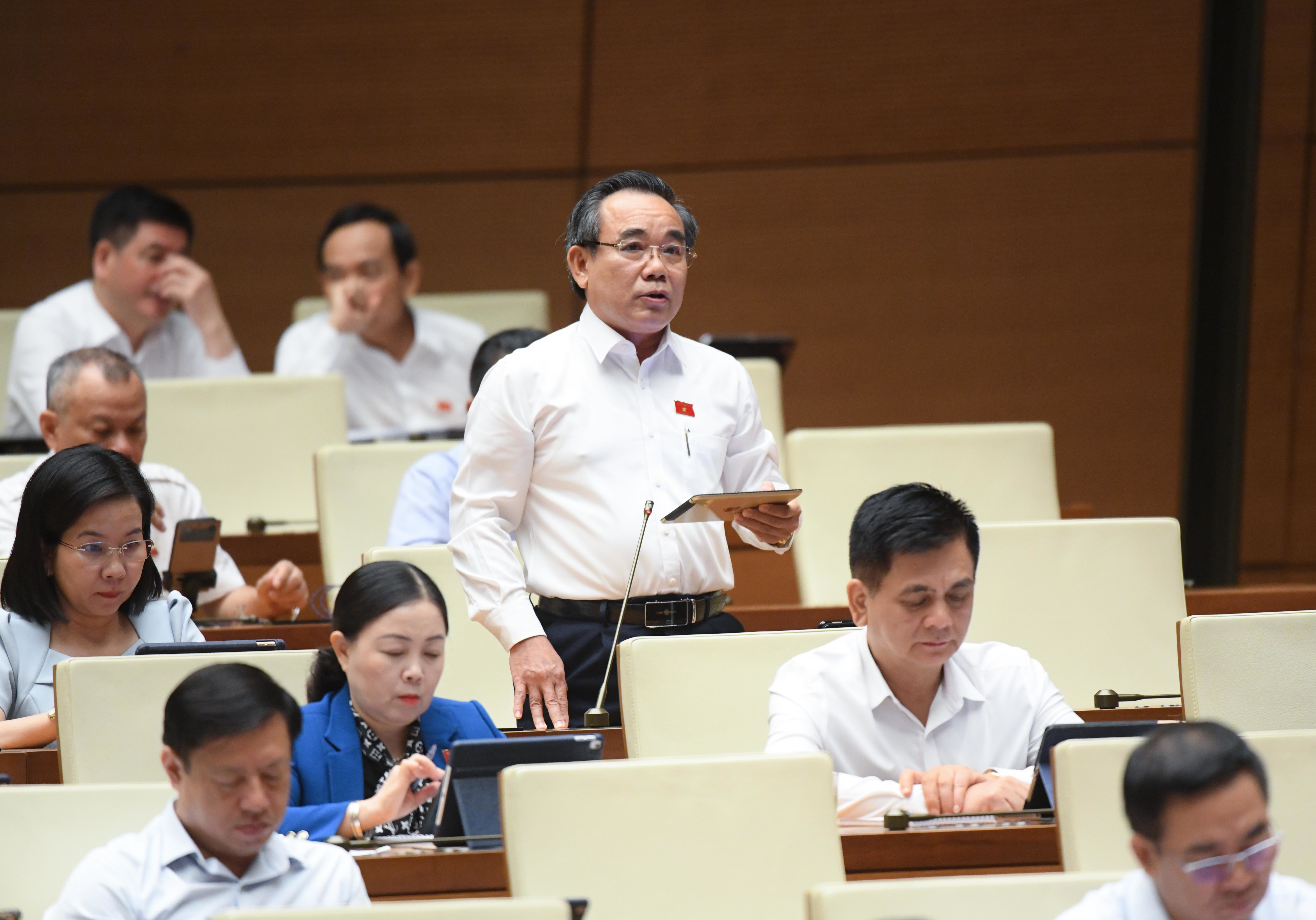 Đại biểu Lê Hữu Trí, đoàn ĐBQH tỉnh Khánh Hoà nhấn mạnh cần khung pháp lý nghiêm minh để xử lý và công khai thông tin về hàng giả. Ảnh: Quochoi.vn.