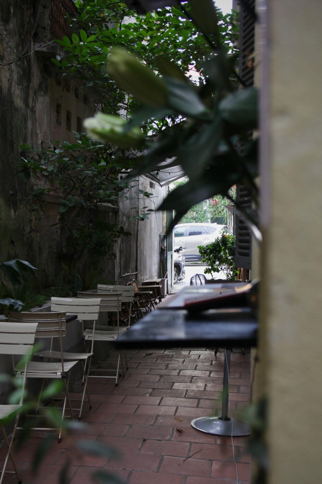 Con ng&otilde; nhỏ dẫn đến Nương N&aacute;u Haus, nơi t&aacute;ch biệt khỏi ồn &agrave;o phố thị, mang lại cảm gi&aacute;c như trở về nh&agrave;.