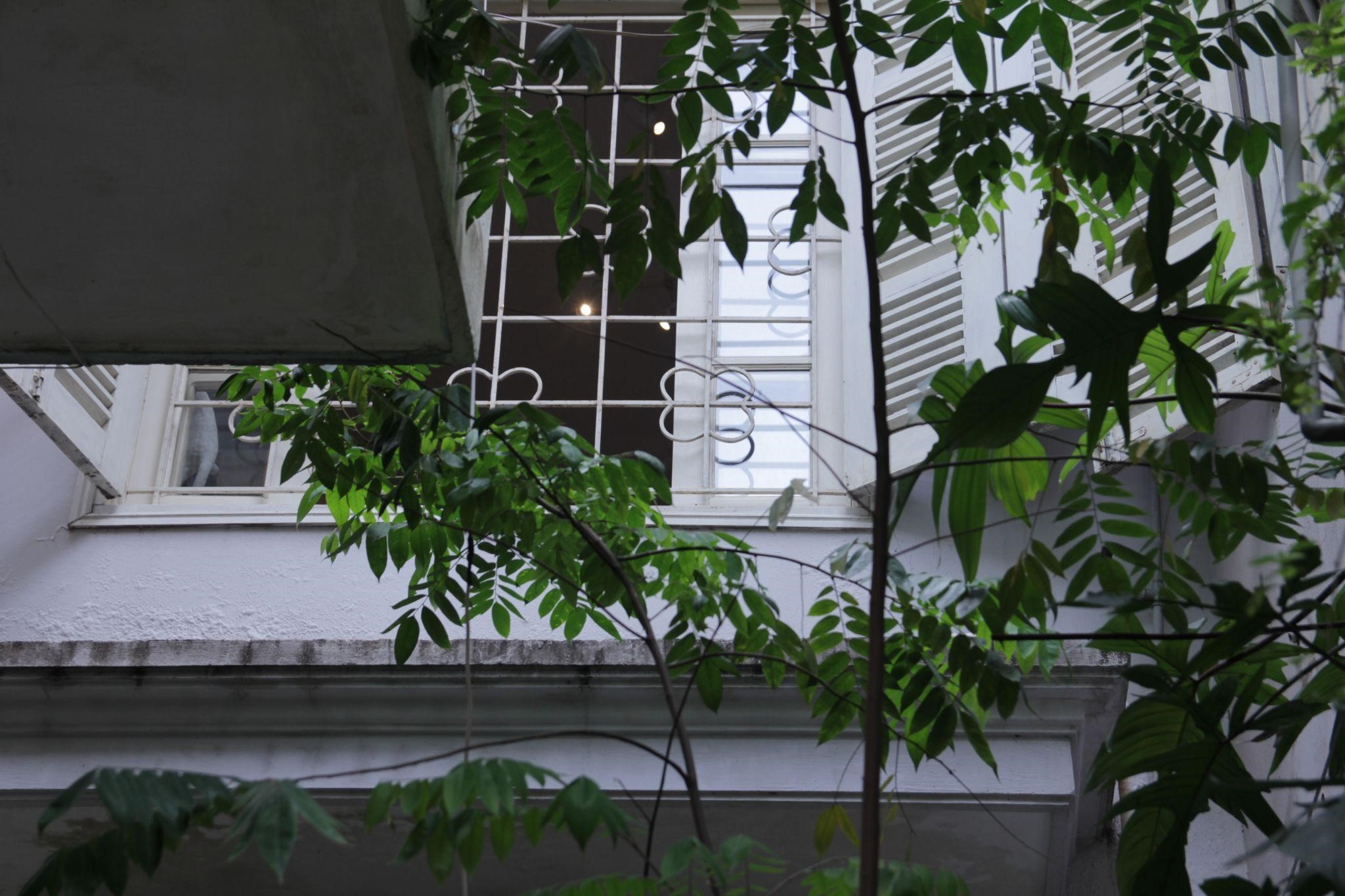 C&aacute;c chi tiết kiến tr&uacute;c cũ của căn biệt thự Ph&aacute;p được giữ nguy&ecirc;n hoặc phục hồi tối giản, nhằm bảo tồn dấu vết thời gian thay v&igrave; thay mới ho&agrave;n to&agrave;n.