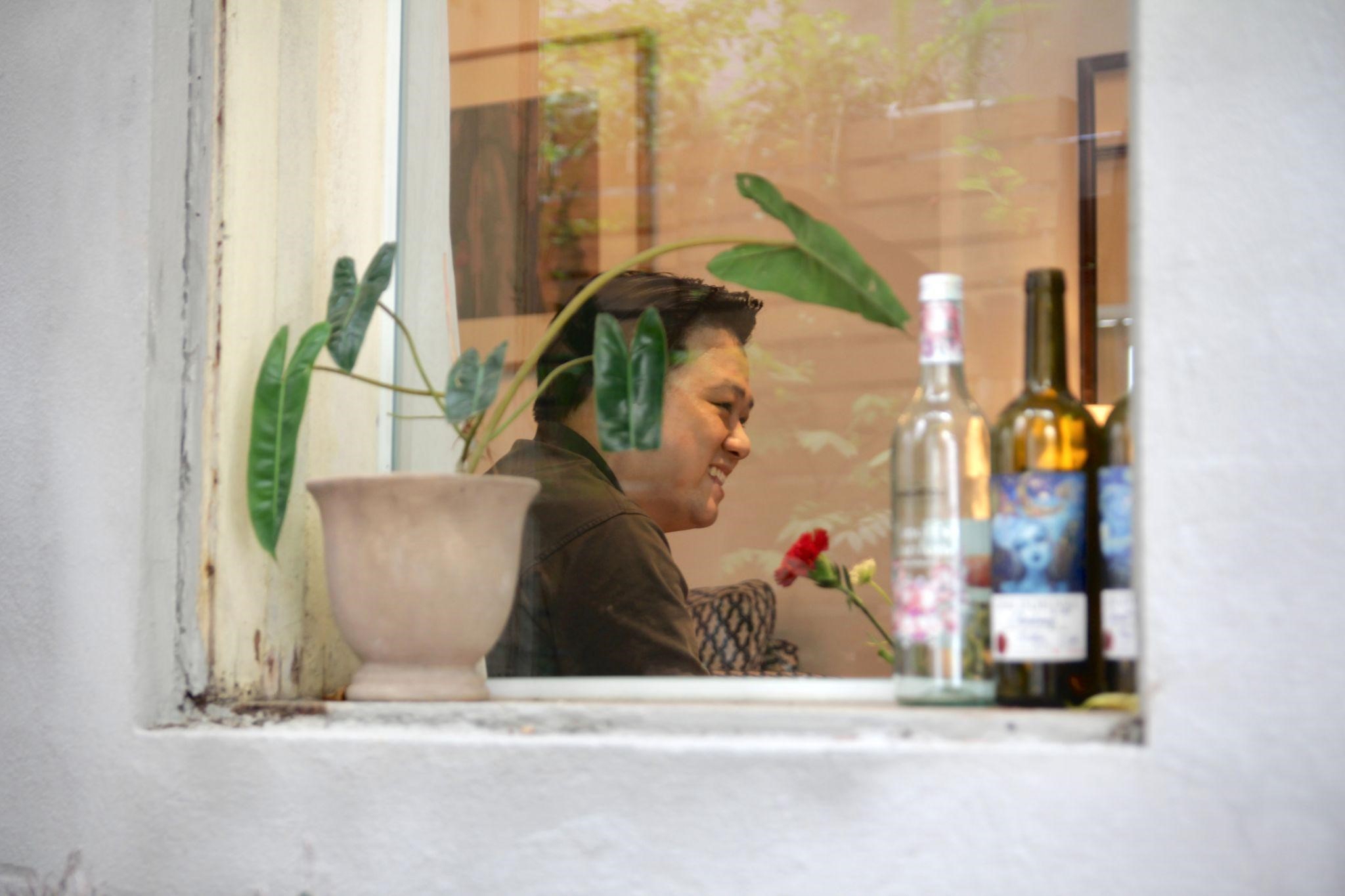 G&oacute;c nh&igrave;n từ khung cửa sổ tại Nương N&aacute;u Haus &ndash; nơi người y&ecirc;u nghệ thuật c&oacute; thể thả lỏng t&acirc;m tr&iacute;, tận hưởng sự tĩnh lặng v&agrave; cảm hứng s&aacute;ng tạo trong kh&ocirc;ng gian gần gũi, đầy chất thơ.