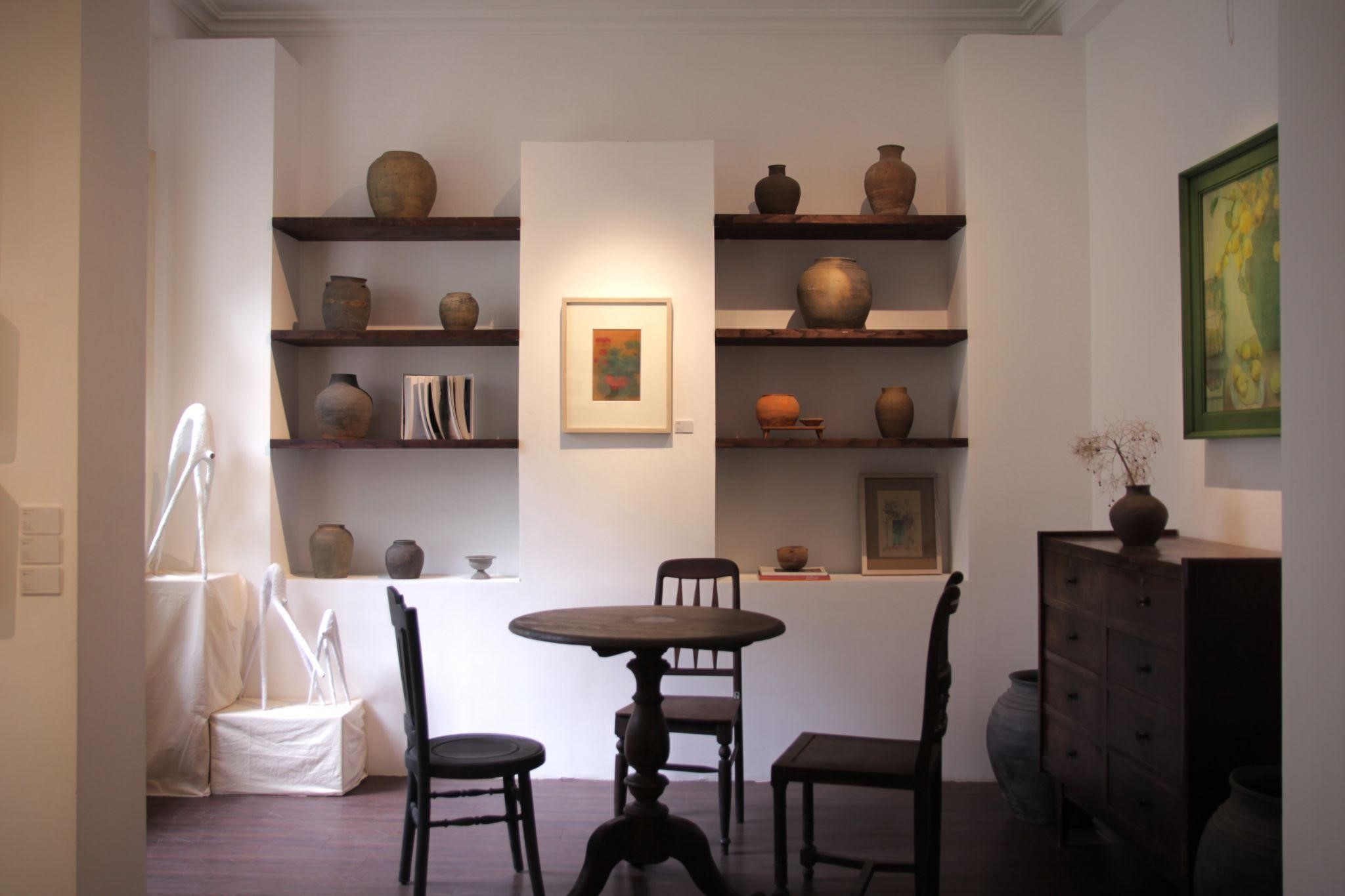 Những g&oacute;c ngồi c&agrave; ph&ecirc; mang đậm chất nghệ, nơi kh&aacute;ch vừa thư gi&atilde;n vừa thưởng thức kh&ocirc;ng gian trưng b&agrave;y nghệ thuật một c&aacute;ch tự nhi&ecirc;n.