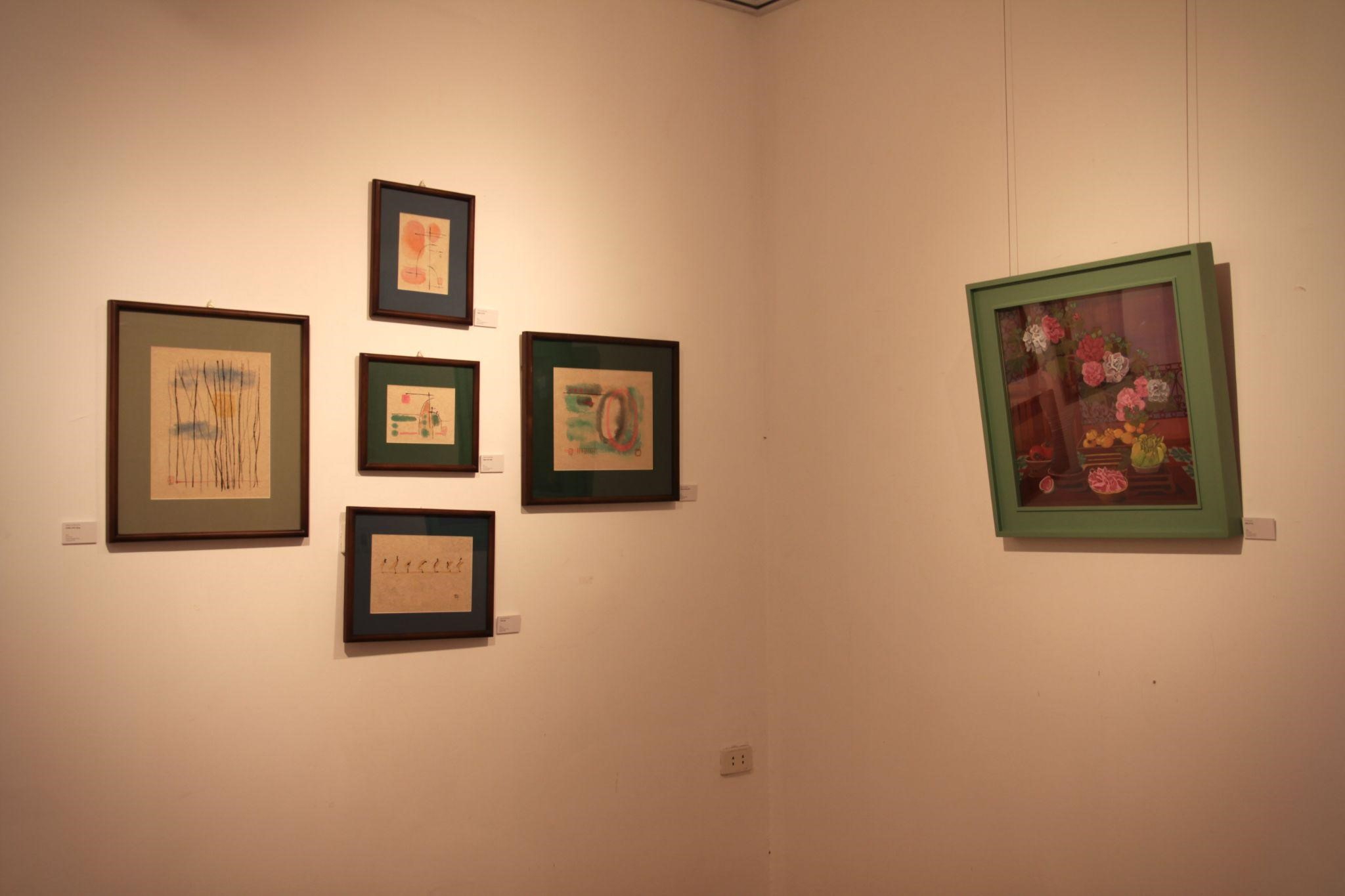 G&oacute;c trưng b&agrave;y nghệ thuật trong Nương N&aacute;u Haus, nơi những khung tranh nhỏ được sắp đặt tinh tế tr&ecirc;n nền tường biệt thự Ph&aacute;p cổ.