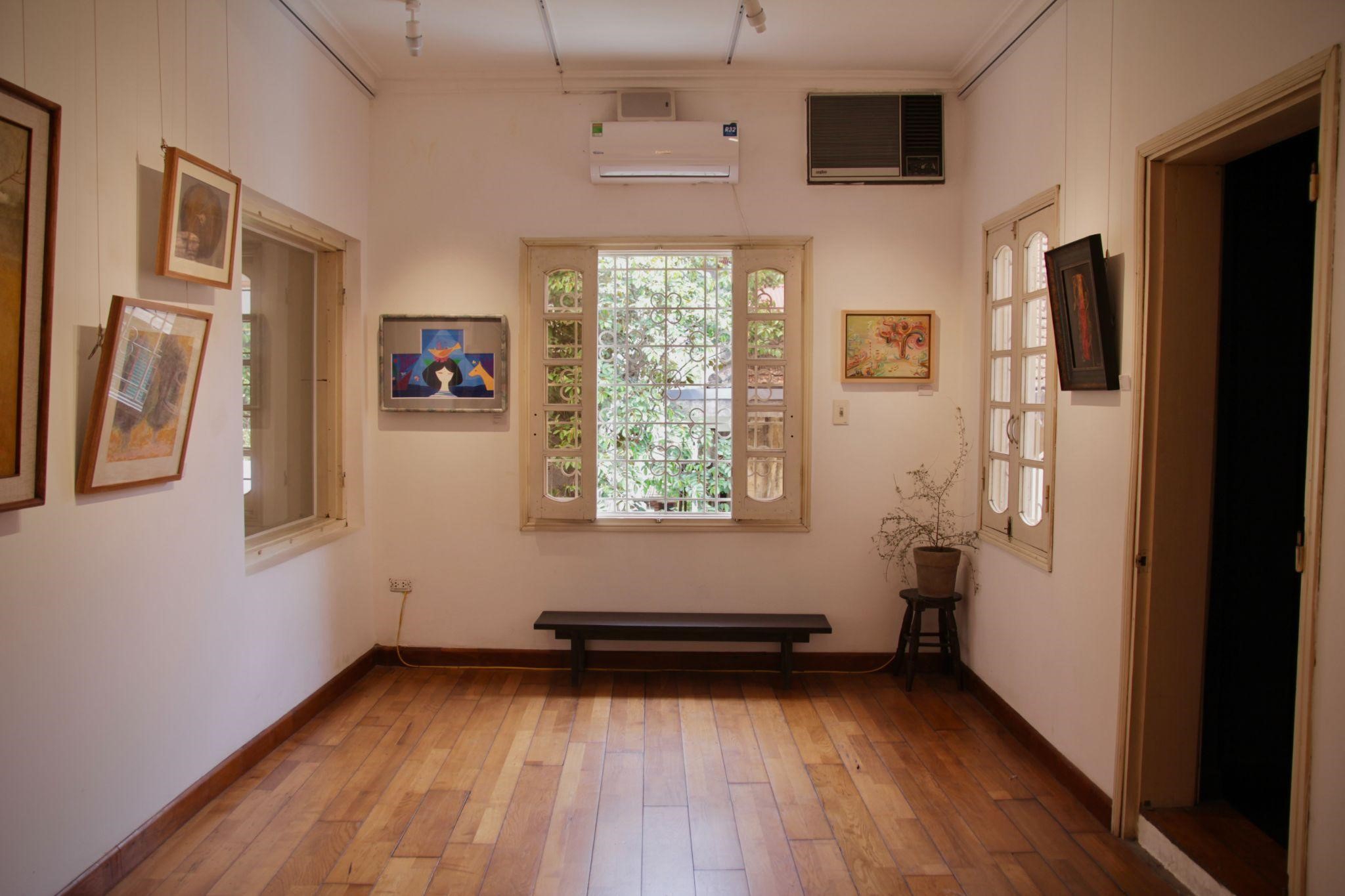 Ph&ograve;ng tranh đ&oacute;n &aacute;nh s&aacute;ng tự nhi&ecirc;n, tạo n&ecirc;n bầu kh&ocirc;ng kh&iacute; thư gi&atilde;n v&agrave; kết nối tĩnh lặng giữa nghệ sĩ v&agrave; người thưởng l&atilde;m.