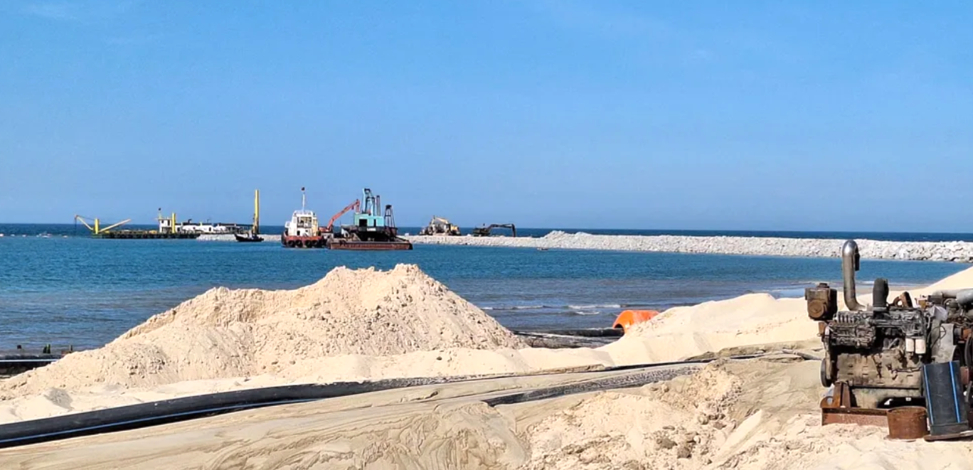 Công trường thi công dự án Khu bến cảng Mỹ Thủy. Ảnh: Lê Minh