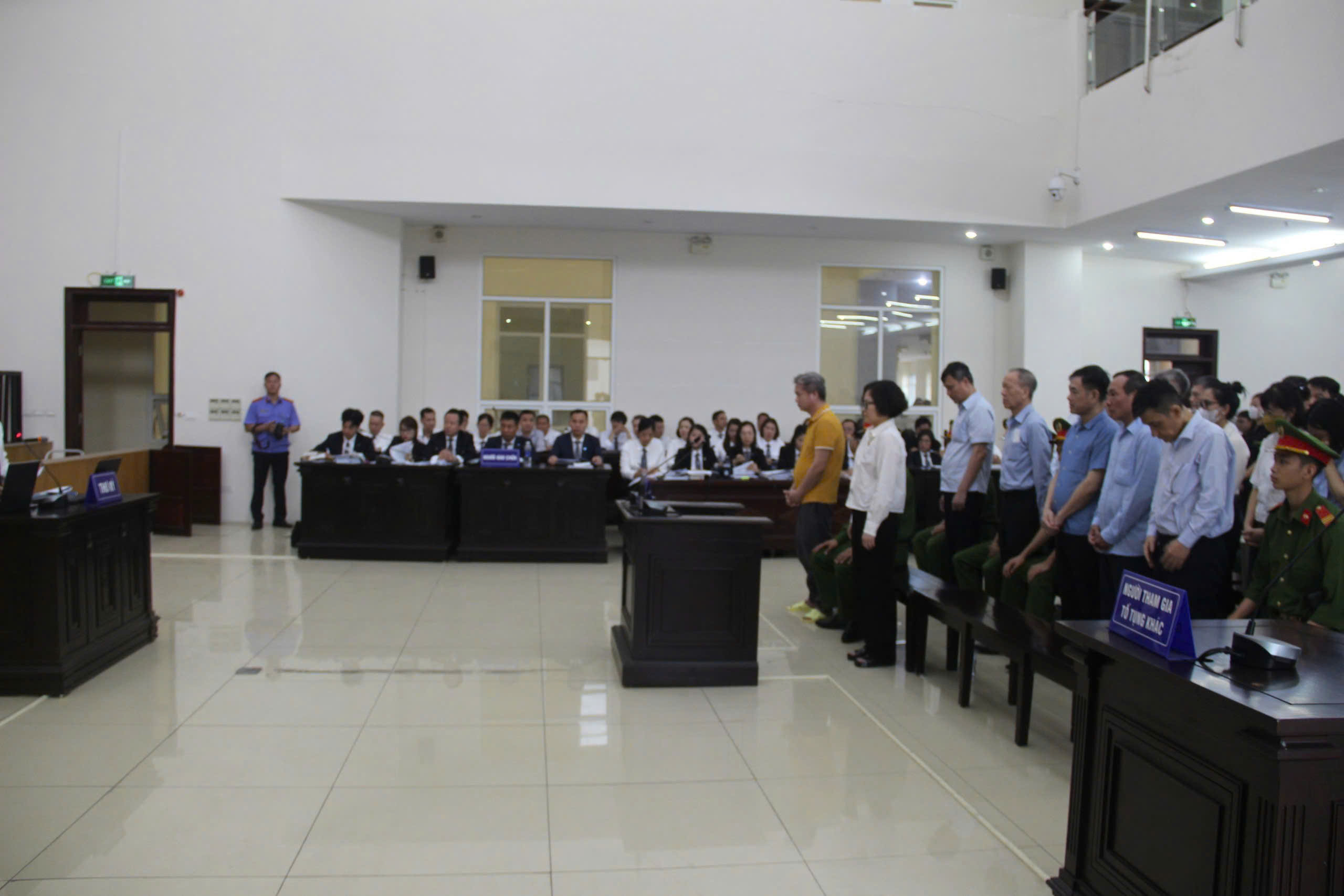 Quang cảnh phi&ecirc;n t&ograve;a.