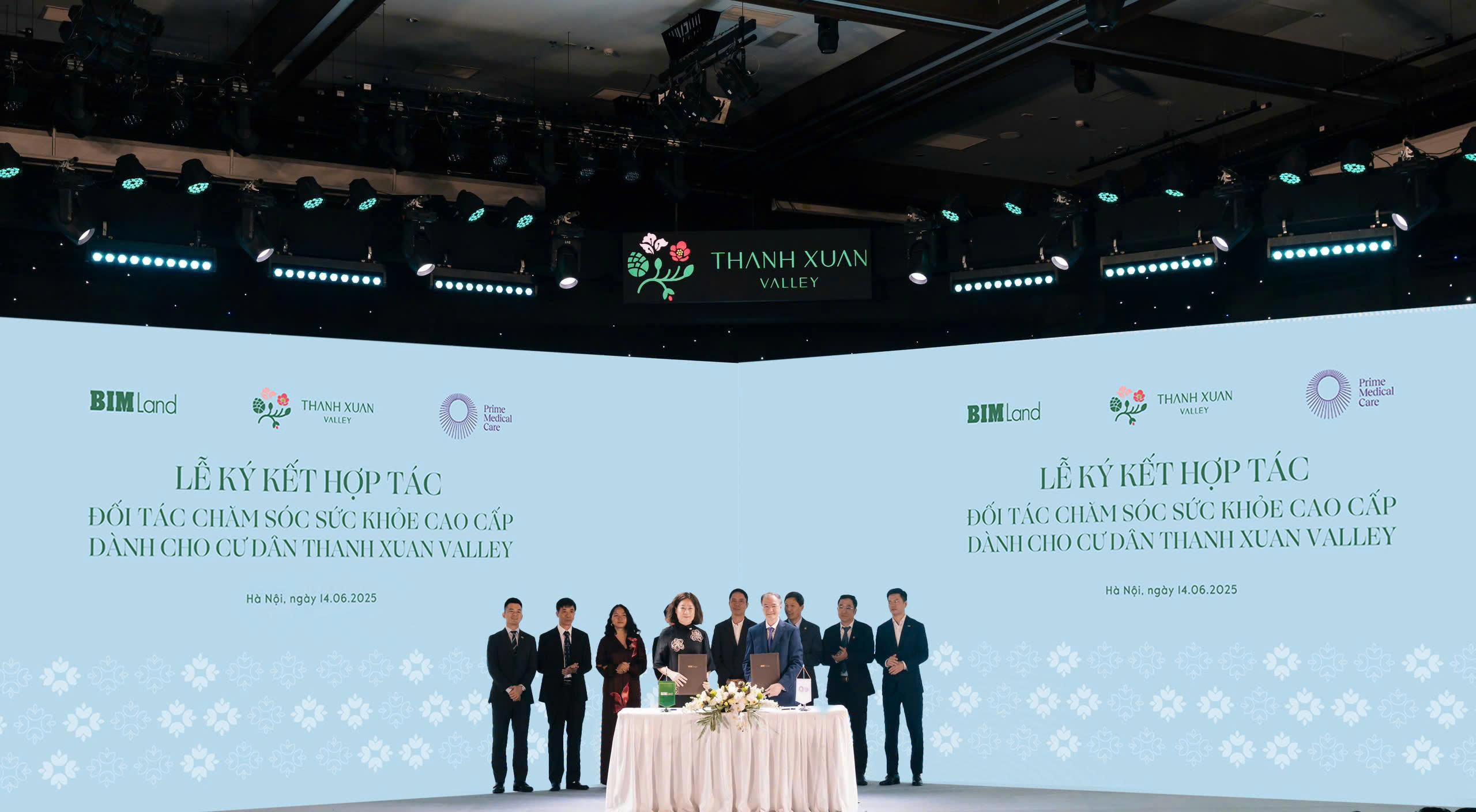 Đại diện BIM Land v&agrave; PMC k&yacute; thỏa thuận hợp t&aacute;c triển khai trung t&acirc;m chăm s&oacute;c sức khỏe tại Thanh Xuan Valley. Ảnh: BIM Land.