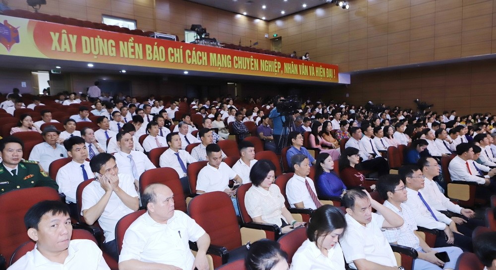 Các đại biểu tham dự buổi lễ