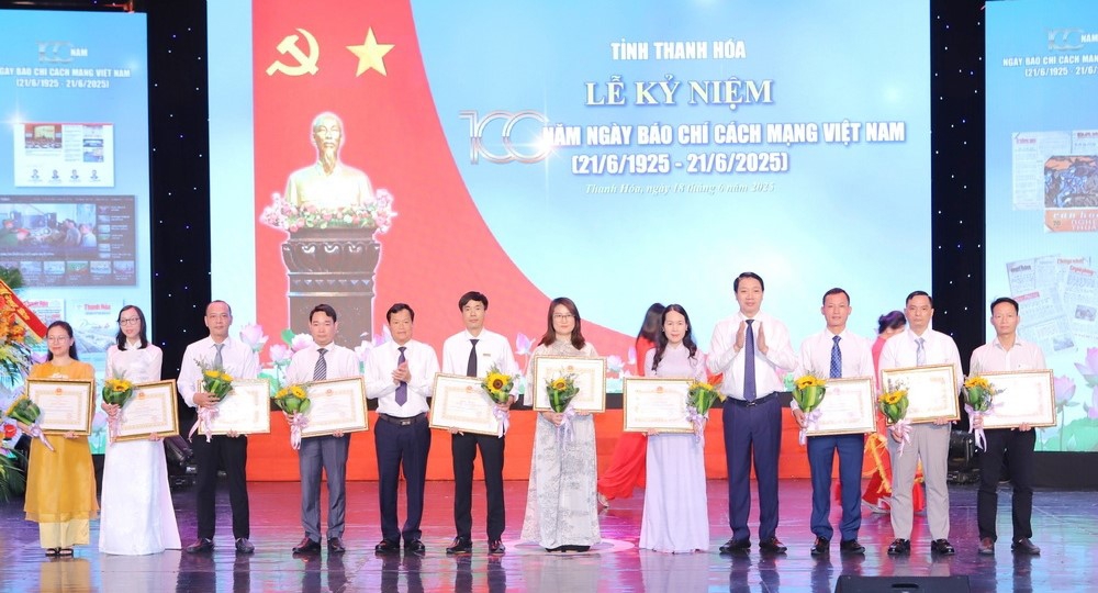 Ph&oacute; Chủ tịch HĐND tỉnh Thanh Ho&aacute; Nguyễn Quang Hải v&agrave; Ph&oacute; Chủ tịch UBND tỉnh L&ecirc; Đức Giang trao giải B giải b&aacute;o ch&iacute; Trần Mai Ninh năm 2024 cho t&aacute;c giả v&agrave; nh&oacute;m t&aacute;c giả.