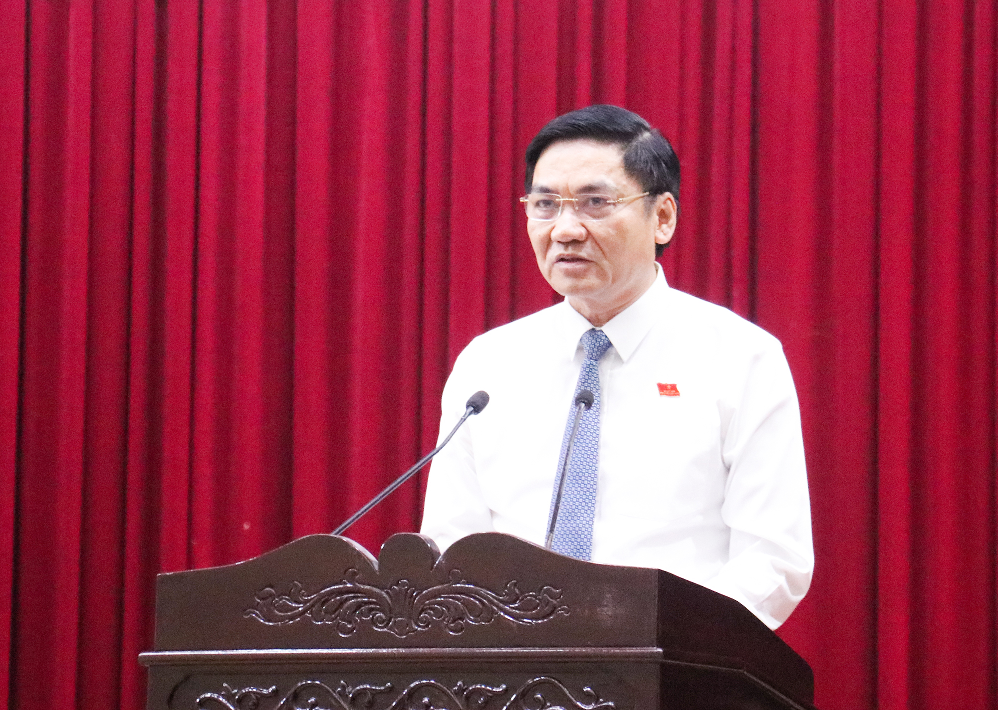 Ph&oacute; B&iacute; thư Thường trực Tỉnh ủy, Chủ tịch HĐND tỉnh Nghệ An Ho&agrave;ng Nghĩa Hiếu ph&aacute;t biểu tại kỳ họp