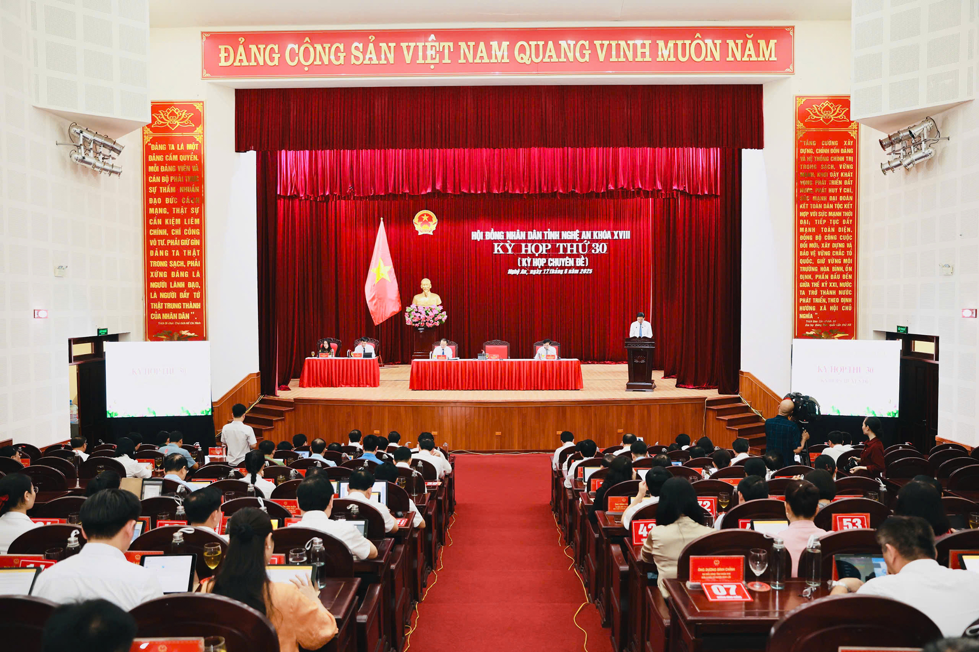 Toàn cảnh kỳ họp
