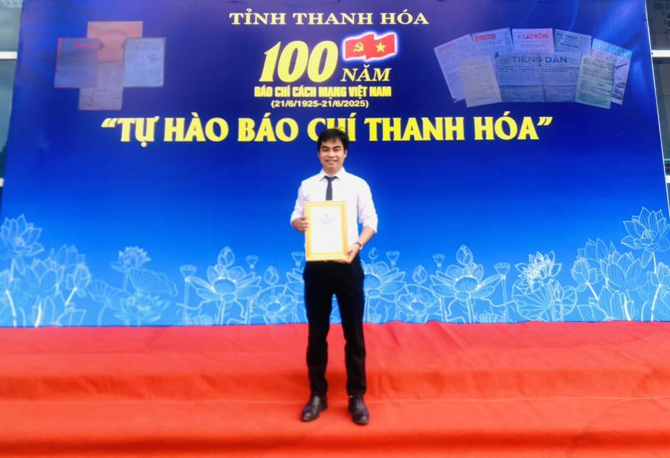 Nh&agrave; b&aacute;o Nguyễn Thuấn nhận giải khuyến kh&iacute;ch Giải b&aacute;o ch&iacute; Trần Mai Ninh năm 2024