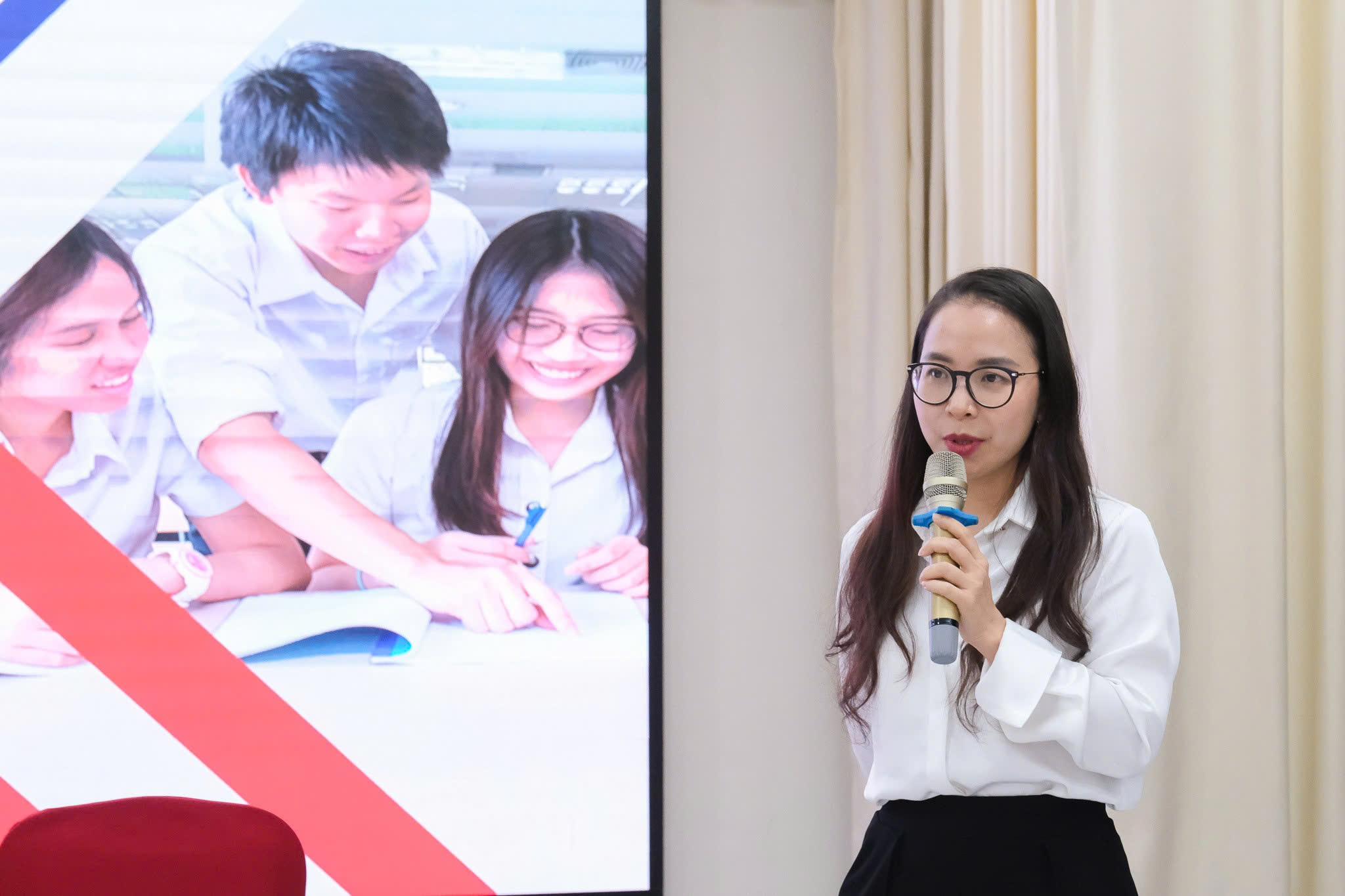 Bà Kim Ngọc Thanh Nga, Phó Giám đốc Trung tâm Đổi mới sáng tạo Quốc gia cho biết người lao động có thể nhận mức lương vượt trội khi sang Singapore làm việc. Ảnh: Hà Quân.