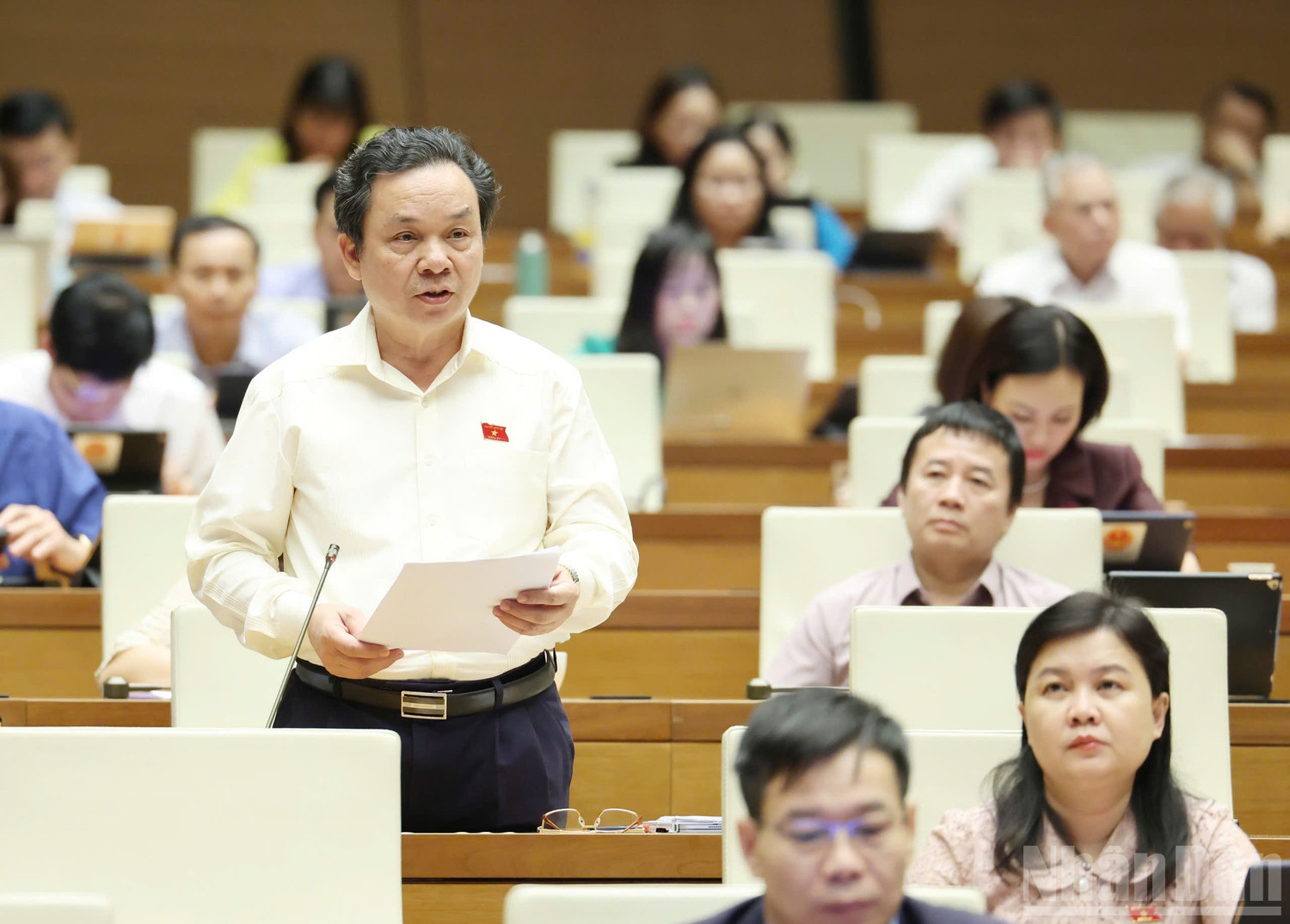 Đại biểu Ho&agrave;ng Văn Cường, đo&agrave;n Tp.H&agrave; Nội, g&oacute;p &yacute; kiến thảo luận.