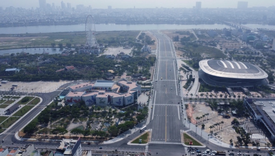 Khu đất trống ven sông Hàn (phía bên trái trục đường) được dự kiến xây dựng công viên công cộng.