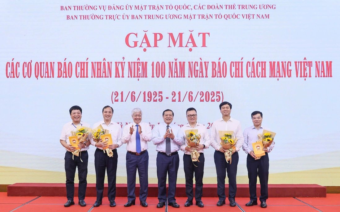 Ông Đỗ Văn Chiến, Ủy viên Bộ Chính trị, Bí thư Trung ương Đảng, Bí thư Đảng ủy Mặt trận Tổ quốc, các đoàn thể Trung ương, Chủ tịch Ủy ban Trung ương Mặt trận Tổ quốc Việt Nam và ông Lại Xuân Môn, Phó Trưởng ban Thường trực Ban Tuyên giáo và Dân vận Trung ương, tặng hoa lãnh đạo các cơ quan quản lý báo chí.