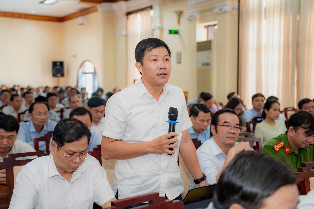 C&aacute;c c&aacute;n bộ chủ chốt c&aacute;c phường x&atilde;, c&aacute;c huyện , thị x&atilde;, c&aacute;c quận n&ecirc;u &yacute; kiến tại hội nghị