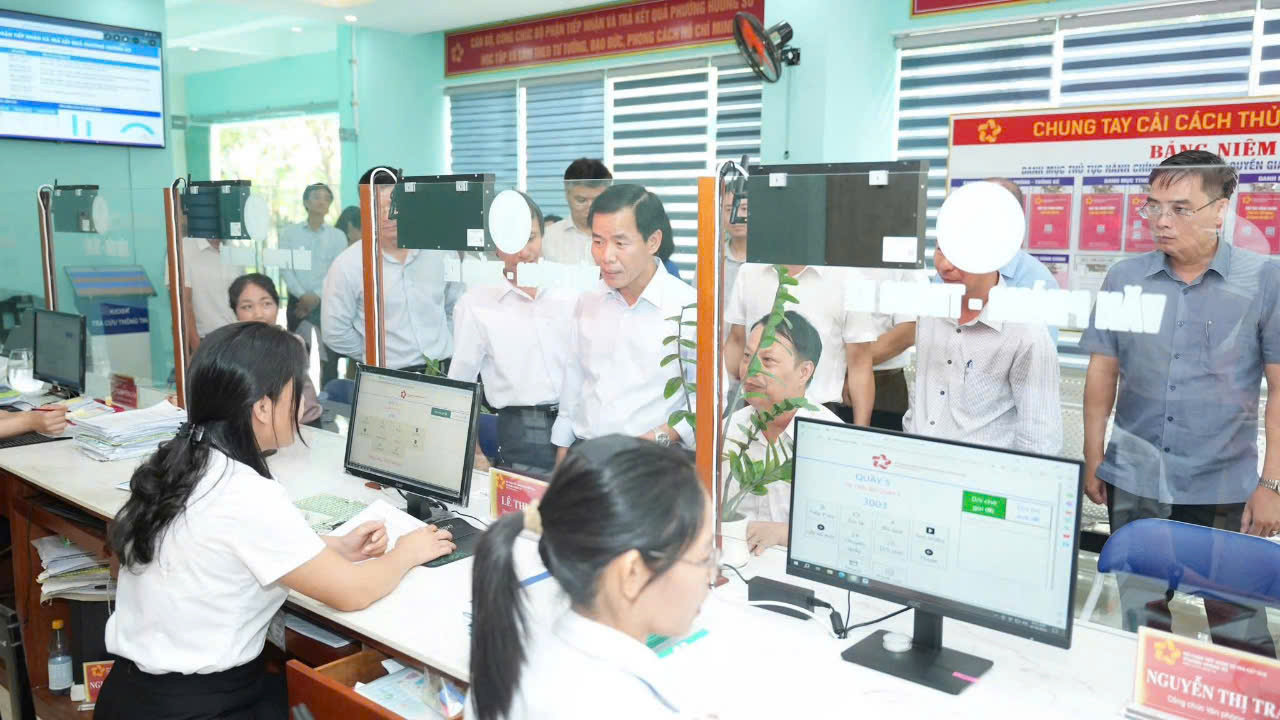 Chủ tịch UBND th&agrave;nh phố Nguyễn Văn Phương kiểm tra quy tr&igrave;nh tiếp nhận hồ sơ tại UBND phường Hương An